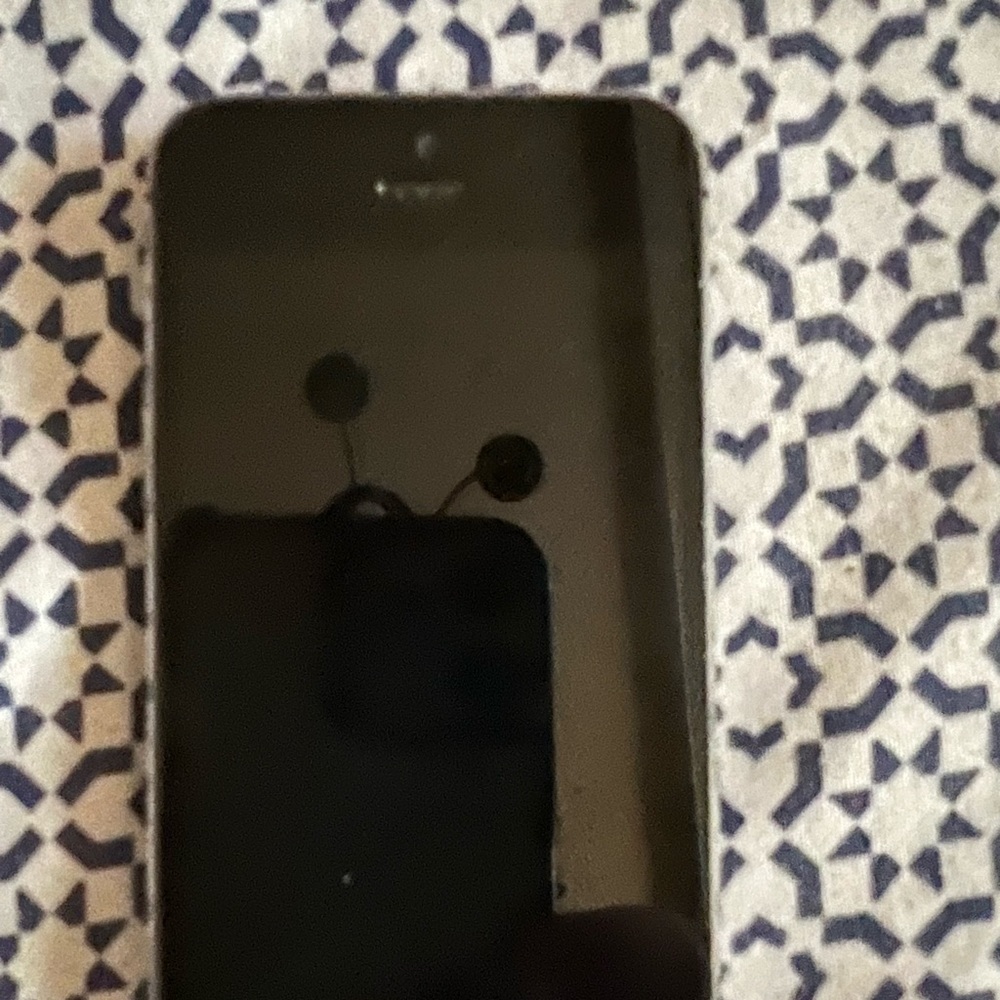 4 iPhones - Picture 2 of 8